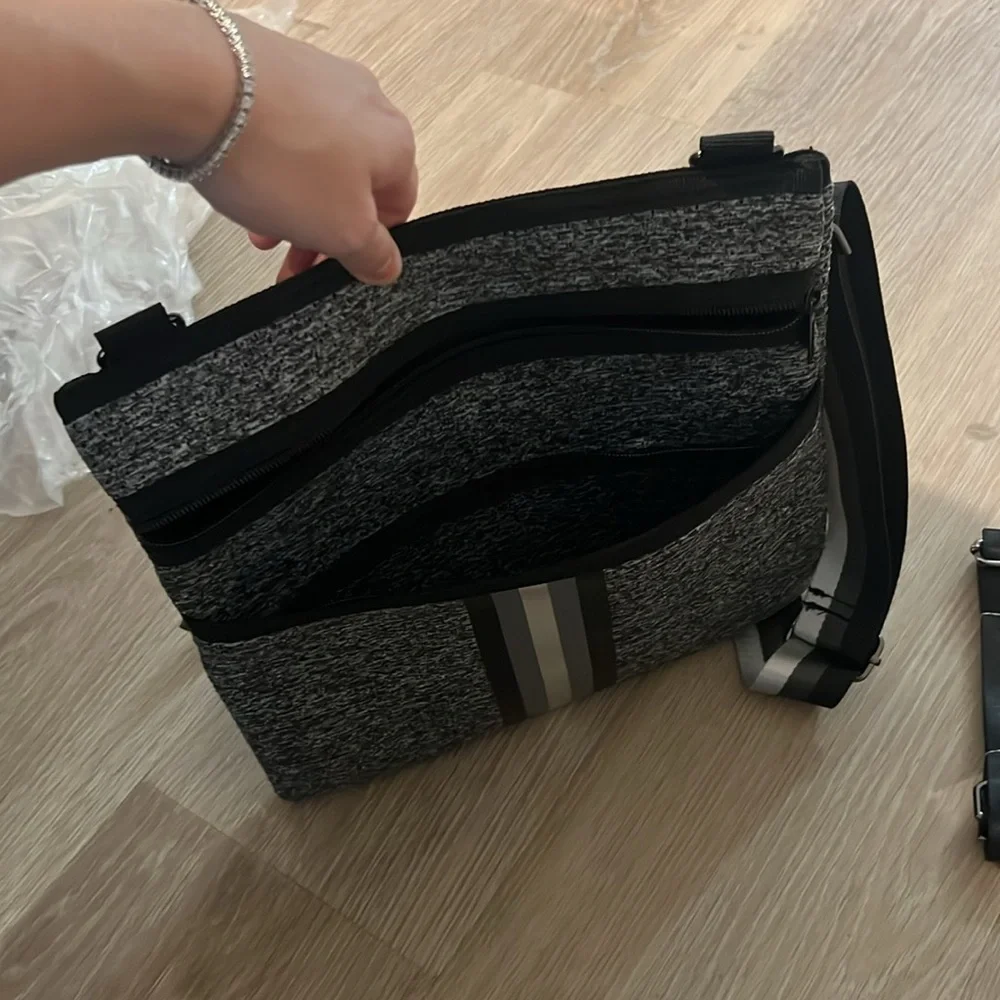 Adjustable crossbody - Picture 3 of 7